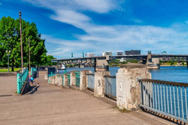Portland, Oregon - 18 Ağustos 2017: Güneşli bir yaz gününde şehir sokakları ve binalar.