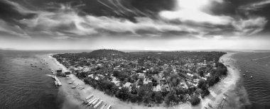 Güneşli bir günde, Endonezya 'nın Gili Trawangan kıyı şeridinin inanılmaz hava manzarası.