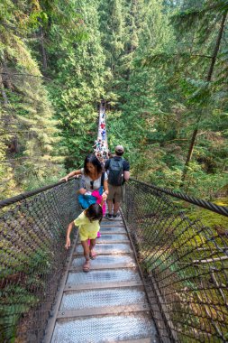 Vancouver - 11 Ağustos 2017: Güneşli bir günde turistlerle Lynn Canyon 'da Twin Falls Askı Köprüsü.