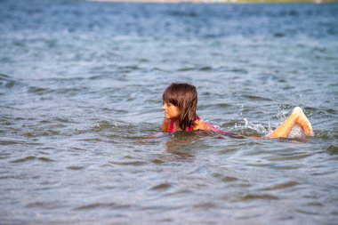 Gölde genç bir kız, Whistler..