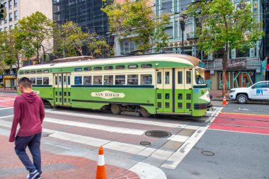 San Francisco, CA - 6 Ağustos 2017: Bulutlu bir günde şehir sokakları ve binaları.