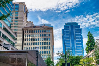 Portland, Oregon - 18 Ağustos 2017: Güneşli bir yaz gününde şehir sokakları ve binalar.