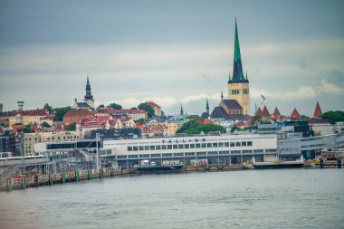 Tallinn, Estonya - 3 Temmuz 2017: Tallinn silueti şehir limanından bulutlu bir yaz gününde.