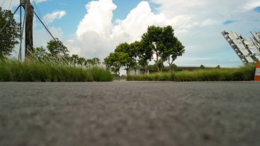 Marina Barrage, Singapur: Hava manzarası ve kıyı şeridi bulutlu bir öğleden sonra.
