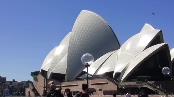 オーストラリア シドニー 2009年8月26日 青空に対するオペラハウスの建築 — ストック動画