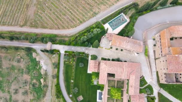 托斯卡纳的Banfi城堡 春季从无人驾驶飞机上俯瞰 — 图库视频影像