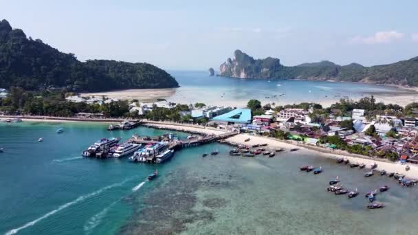 Panoramisch Uitzicht Tonsai Pier Phi Phi Don Kustlijn Bij Zonsondergang — Stockvideo