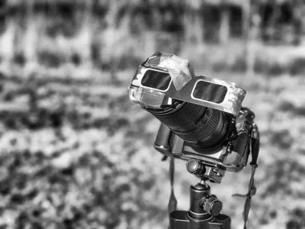 Eine Speziell Geschützte Professionelle Kamera Blickt Während Einer Sonnenfinsternis Auf — Stockfoto