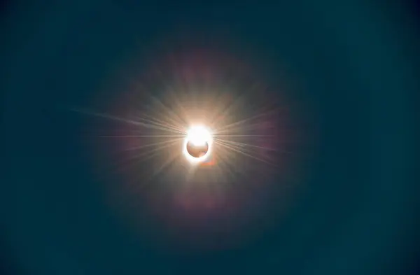 Täydellinen Auringonpimennys Kuun Peittämä Aurinko Taivaalla — kuvapankkivalokuva