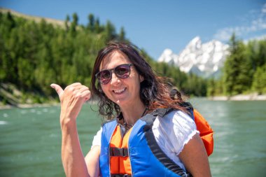 Grand Teton Ulusal Parkı 'na tekne gezisine çıkmış güzel bir kadın..