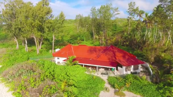 グランド アンセ ビーチ 海岸沿いの赤い家を眺める — ストック動画