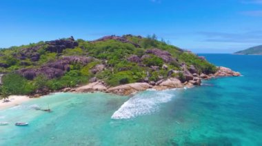 Büyük Kardeş Adası, La Digue, Seyşeller 'e yakın. Güneşli bir günde tropikal kıyı şeridinin havadan görünüşü.