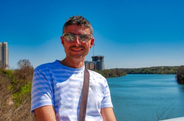 Güneşli bir günde Teksas 'ta mutlu bir turist.