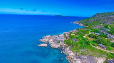 Felicite Adası, La Digue, Seyşeller 'e yakın. Güneşli bir günde tropikal kıyı şeridinin havadan görünüşü.