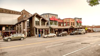 Jackson Hole, WY - 11 Temmuz 2019: Şehir sokakları ve arabaları gün batımında.