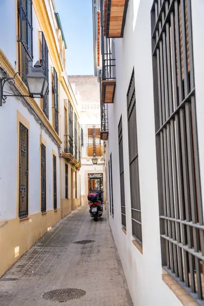 Córdoba España Abril 2023 Una Moto Una Antigua Estrecha Calle —  Fotos de Stock