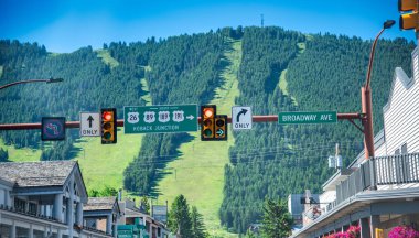 Jackson Hole, Wyoming. Bir yaz gününde şehir sokakları ve dağlar.