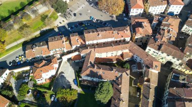 Lucca ortaçağ kasabasının havadan görünüşü, Toskana - İtalya.