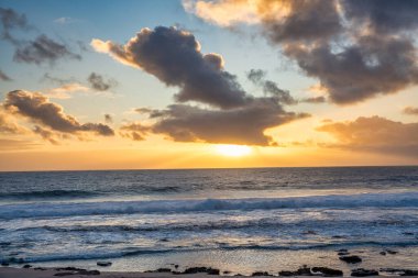 Avustralya 'daki Kalbarri Ulusal Parkı' nın kıyı şeridi boyunca gün batımı.