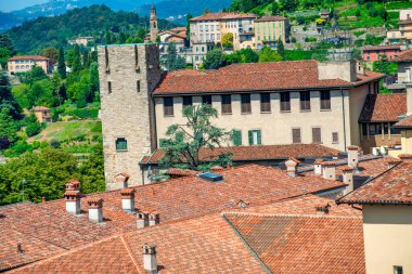 Bergamo Alta 'nın ortaçağ sokakları ve binaları güneşli bir yaz gününde, İtalya.