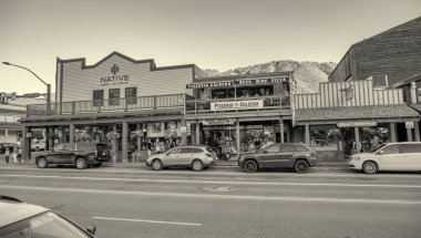 Jackson Hole, WY - 11 Temmuz 2019: Şehir sokakları ve arabaları gün batımında.
