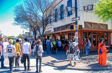 Austin, Teksas - 14 Mart 2008: Geleneksel müzik, film ve etkileşimli konferans ve festival için şehir sokakları boyunca insanlar.