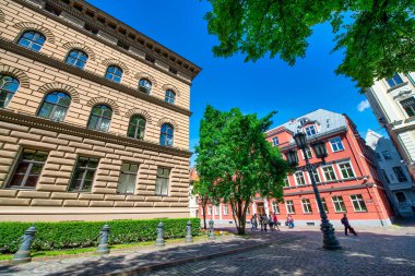 Riga, Letonya - 7 Temmuz 2017: Riga sokakları ve antik binalar güneşli bir günde.