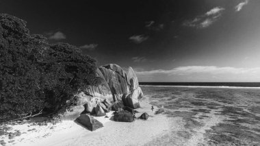 La Digue, Seyşeller 'deki Anse Source D' Argent Sahili. Güneşli bir günde tropikal kıyı şeridinin havadan görünüşü.