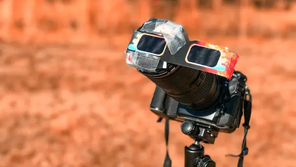 Speciell Skyddad Professionell Kamera Som Tittar Solen Solförmörkelse Park Landet — Stockfoto