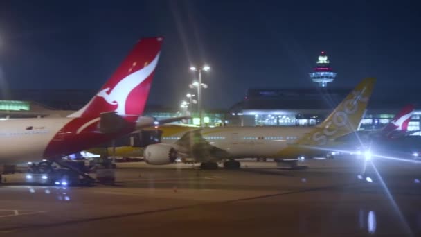 Singapura September 2023 Pesawat Landasan Pacu Bandara Pada Malam Hari — Stok Video