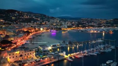 İtalya 'da, gece vakti Sanremo' nun hava manzarası. Liman ve şehir binaları.