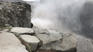 Yaz mevsiminde Dettifoss Şelaleleri, İzlanda.