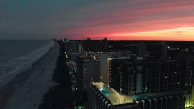 Myrtle Beach sahil şeridinin hava manzarası ve gün batımında İHA 'dan binalar, Güney Carolina.