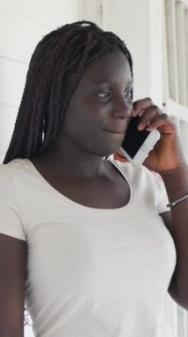 Lise koridorunda Afroamerikan bir genç. Dikey Video.