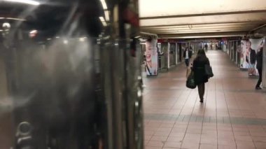 New York Şehri - Ekim 2015: Yerli ve turistlerin yoğun olduğu metro istasyonu.