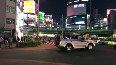 TOKYO, JAPONYA - MAYIS 2016: Shinjuku caddeleri boyunca gece trafiği.