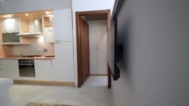 Tek odalı daire, beyaz iç tasarım, açık alan: mutfak, oturma odası ve yatak odası..