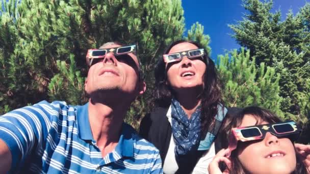 Una Familia Tres Personas Hipnotizadas Mientras Observan Eclipse Solar Total — Vídeos de Stock