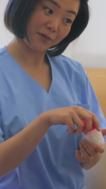 Ασιάτης Γιατρός Βοηθάει Ηλικιωμένες Γυναίκες Ασθενείς Στο Νοσοκομείο Κάθετη Βίντεο Royalty Free Βίντεο Αρχείου