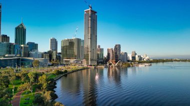 Batı Avustralya 'daki Swan River' dan gün batımında Perth 'in gökyüzü manzarası.