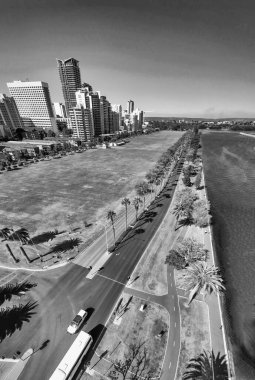 Perth Skyline, Batı Avustralya. Şehrin güzel hava manzarası nehir boyunca yükseliyor..
