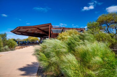 Hawks 'tan Murchison River güneşli bir günde, Batı Avustralya' daki Kalbarri Ulusal Parkı 'nda gözcülük yapıyor..