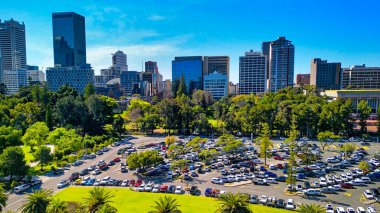 Perth Skyline, Batı Avustralya. Şehrin güzel hava manzarası nehir boyunca yükseliyor..