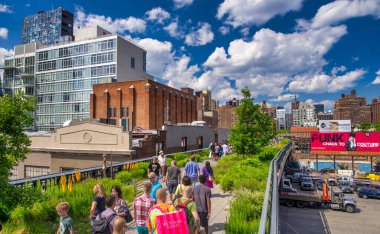 New York - Haziran 2013: High Line turistler için ünlü bir şehir merkezi..