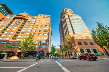 Portland, Oregon - 21 Ağustos 2017: Güneşli bir yaz gününde Portland şehir merkezinin sokakları ve binaları.