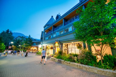 Whistler, Kanada - 11 Ağustos 2017: Geceleri şehrin güzel manzarası.