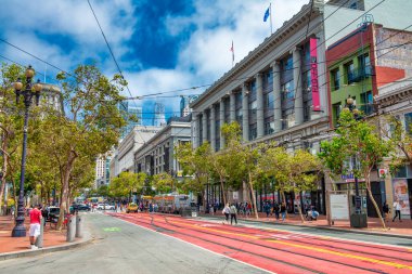 San Francisco, CA - 6 Ağustos 2017: Güneşli bir günde şehrin sokakları ve binaları.