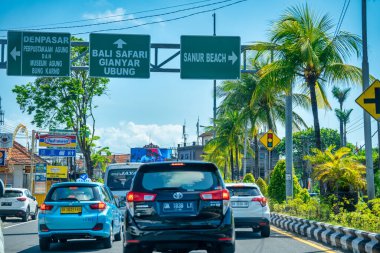Bali, Endonezya - 29 Ağustos 2023: Adanın güney kesiminde araba trafiği.