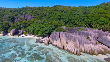 La Digue, Seyşeller 'deki Anse Source D' Argent Sahili. Güneşli bir günde tropikal kıyı şeridinin havadan görünüşü.