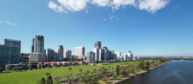 Perth Skyline, Batı Avustralya. Şehrin güzel hava manzarası nehir boyunca yükseliyor..